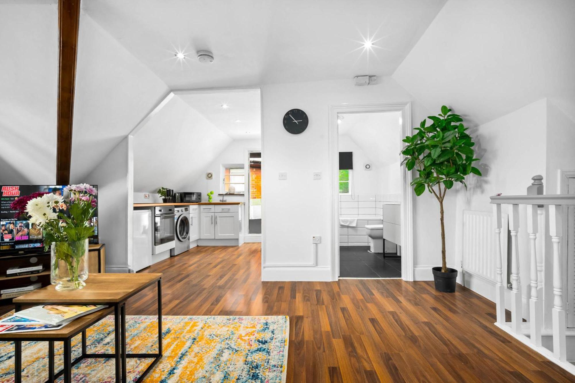 Stylish Apartment - Parking - Outdoor Terrace - Wolverhampton - Netlix - Wifi - 9Bpc Exterior photo