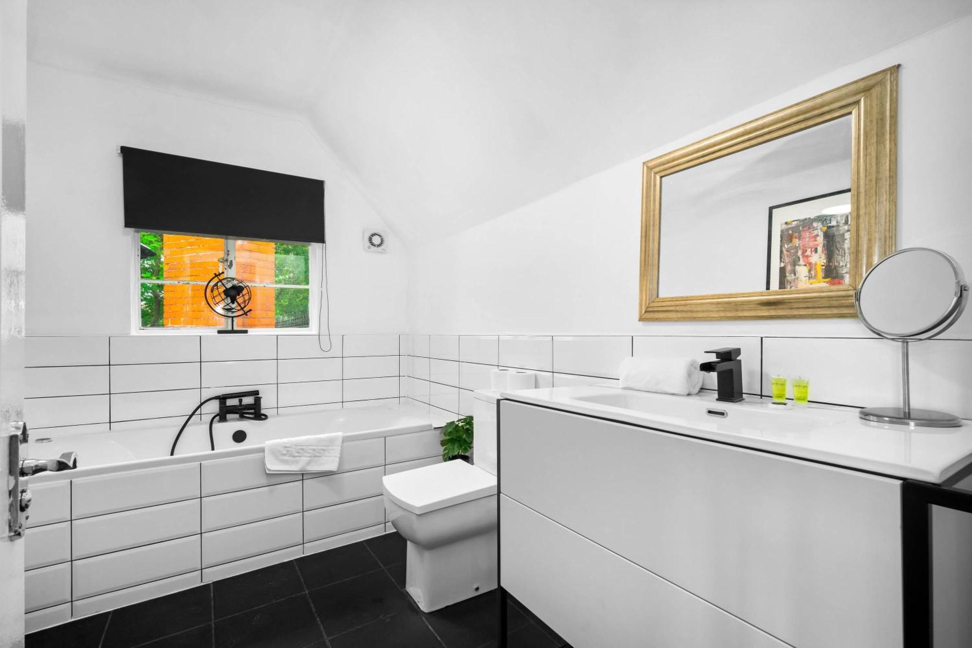 Stylish Apartment - Parking - Outdoor Terrace - Wolverhampton - Netlix - Wifi - 9Bpc Exterior photo
