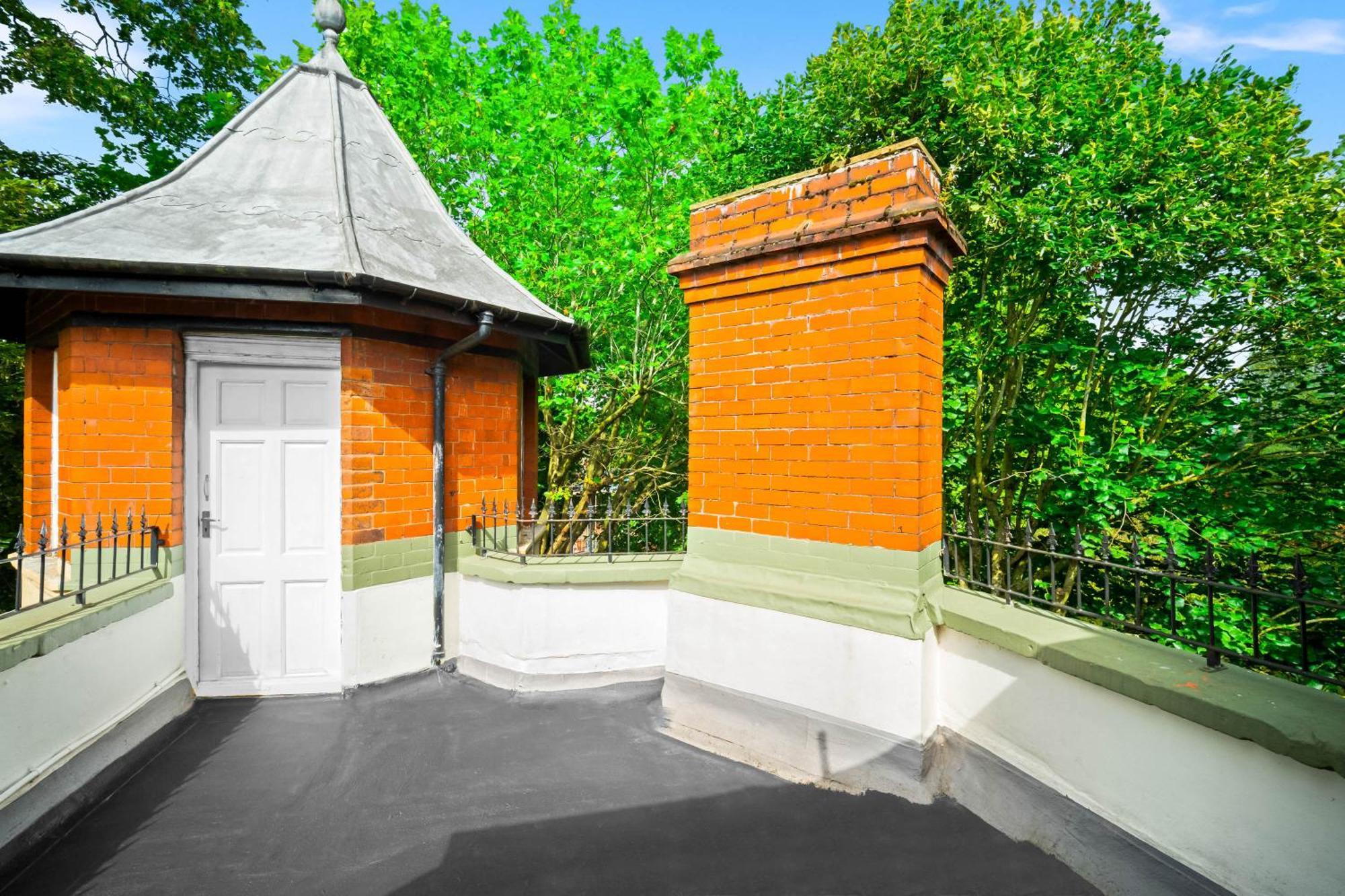 Stylish Apartment - Parking - Outdoor Terrace - Wolverhampton - Netlix - Wifi - 9Bpc Exterior photo